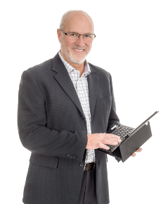 Image de Pierre Boursier avec un ordinateur.