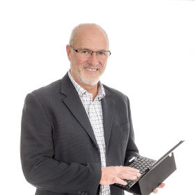 Image de Pierre Boursier avec un ordinateur.